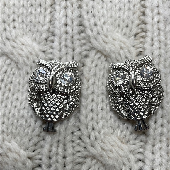 Owl specialty buttons. Shiny silver finish with crystal eyes. 2 in lot - Picture 2 of 8